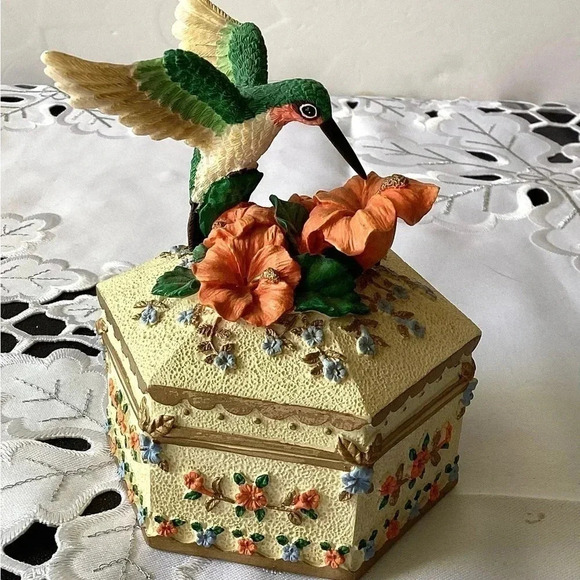 2001 Holsted House Ruby-Throated Hummingbird music trinket box Wings of Love - Picture 2 of 9